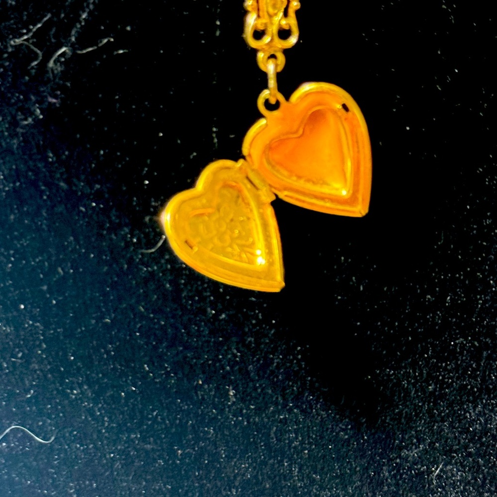 1928 tiny gold tone heart locket, so beautiful, pearls, dainty - Picture 4 of 4